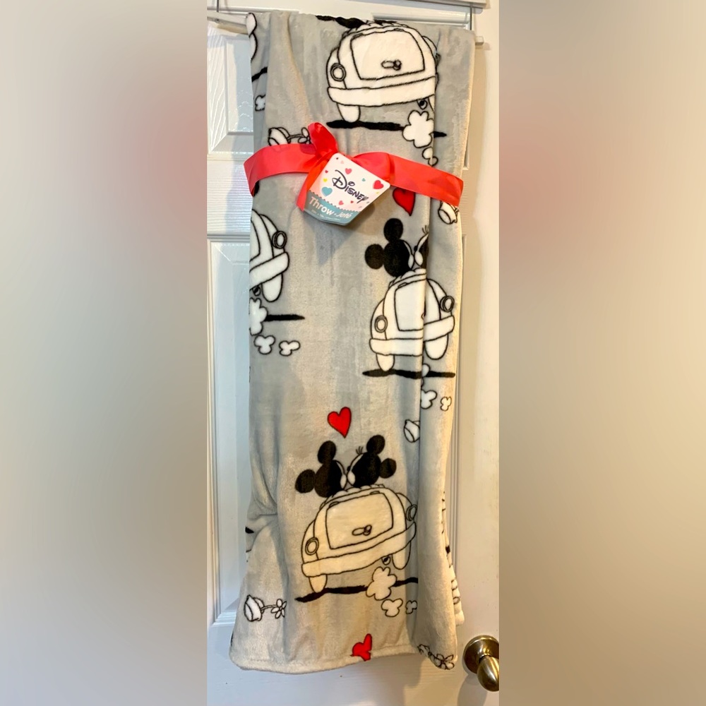 NWT Disney -Mickey and Minnie plush blanket